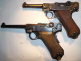 GER: Links: Pistole 08, Schweiz. Modifikation
Rechts: Pistole 08 (P08)